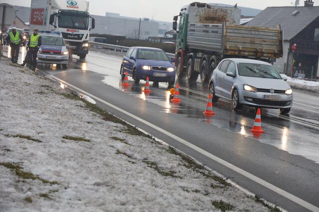 Nachdem ein Audi auf das Vorderfahrzeug auffuhr traten große Mengen Öl aus dem Fahrzeug aus und verunreinigten die Wiener Straße bei Marchtrenk. | Foto: laumat.at