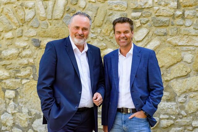 Landeshauptmann Hans Peter Doskozil und Didi Tunkel freuen sich über die positive touristische Zwischenbilanz im Bezirk Oberwart.  | Foto: Burgeland Tourismus