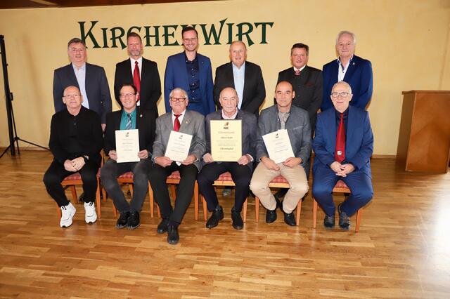 Schiedsrichter-Obmann Wolfgang Eckhardt und Gebietsleiter Ost Franz Gmeiner mit Ehrengästen und den geehrten Kollegen. | Foto: Alfred Mayer