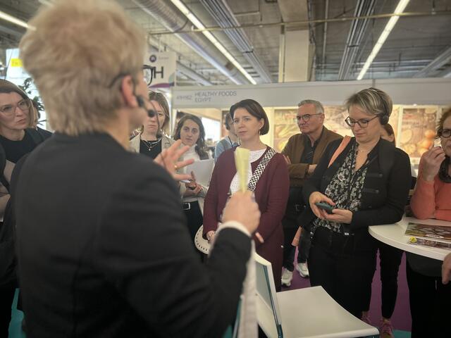 Bei einer „Innovation-Tour“ führte man die Delegation durch Neuheiten in den verschiedenen Zonen, wie Food Ingredients, Health Ingredients, FoodTec, Natural Ingredients, Free-From, Plant-based, New Exhibitor und Organic. | Foto: Auer