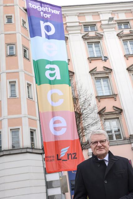Bürgermeister Klaus Luger (SPÖ) vor der neuen Friedensfahne. | Foto: Stadt Linz