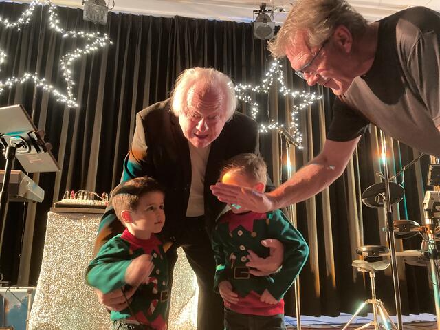 Schlagzeuger Sepp Pirstinger von den Tornados gratuliert!