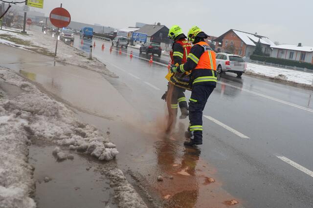 Nachdem ein Audi auf das Vorderfahrzeug auffuhr traten große Mengen Öl aus dem Fahrzeug aus und verunreinigten die Wiener Straße bei Marchtrenk. | Foto: laumat.at