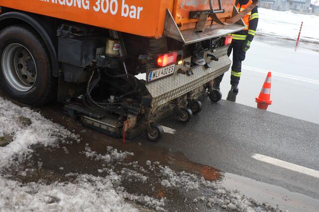 Nachdem ein Audi auf das Vorderfahrzeug auffuhr traten große Mengen Öl aus dem Fahrzeug aus und verunreinigten die Wiener Straße bei Marchtrenk. | Foto: laumat.at