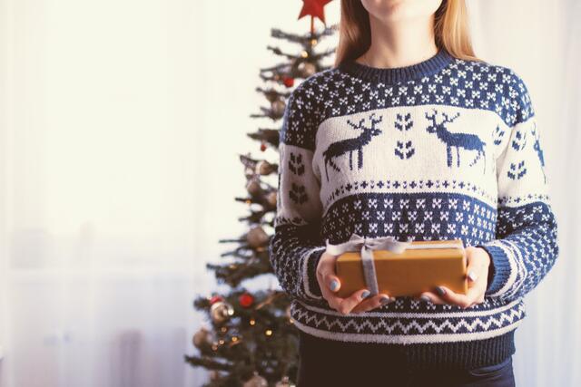 Herkömmliche Geschenkpapiere sind jedoch in der Regel bedruckt oder beschichtet und kommen meist nur einmal zum Einsatz. | Foto: pexels