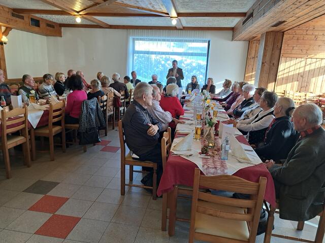 Karl Trasischker begrüßte die Senioren im Gasthaus Malle. | Foto: Privat