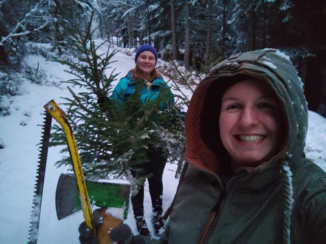 Mit Säge und Axt gehts für Verena Rinnhofer in den eigenen Wald, um den Christbaum auszuwählen. | Foto: Rinnhofer