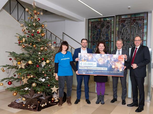 Traditionelle Spendenübergabe in der TIWAG-Hauptverwaltung (v.li.): Claudia Schütz (Dienststellenleitung youngCaritas ab 2024), Christian Nagele (Bereichsleiter TIWAG-Energievertrieb), Sibylle Auer (youngCaritas-Bereichsleitung Freiwilliges Engagement), Vorstandsvorsitzender Erich Entstrasser und Vorstandsdirektor Alexander Speckle. | Foto: TIWAG/Vandory