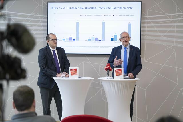 Alexander Zeh (l.) von IPSOS Austria und Spartenobmann Reinhard Mayr (r.) analysierten die Detailergebnisse der „Tiroler Bankenstudie 2023“. | Foto: © WK Tirol/Gerhard Berger