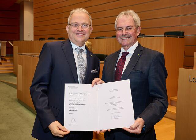 Zahnarzt Franz Zach aus Wolfpassing mit Landtagspräsident Karl Wilfing im St. Pöltner Landhaus | Foto: NLK/Pfeiffer