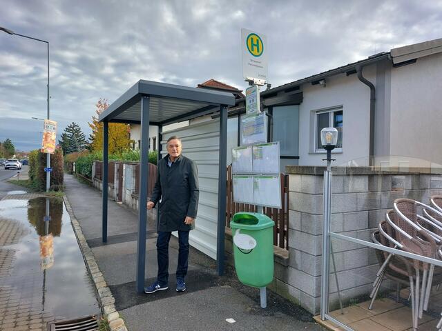 Bürgermeister Ludwig Deltl bei der Bushaltestelle. | Foto: Gemeinde Strasshof