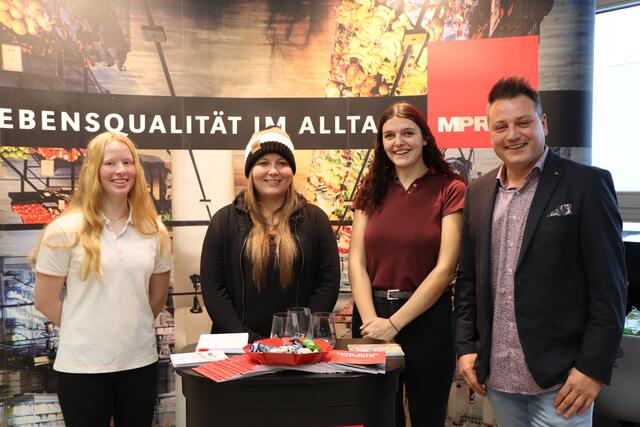 MPREIS freute sich über interessierte Schüler.  | Foto: Celina Leitner