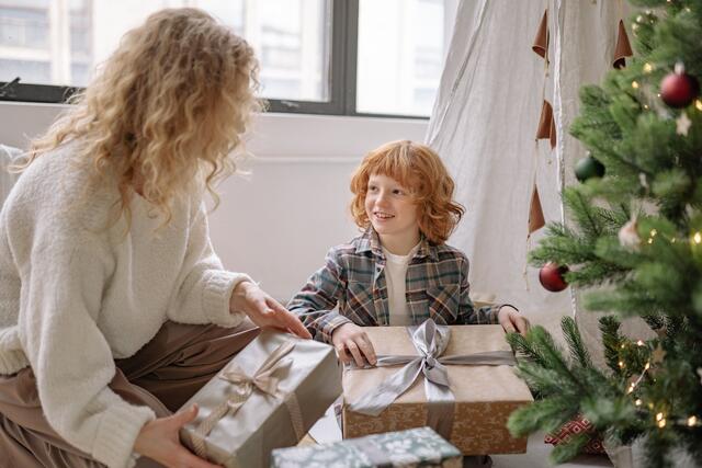 Sinnvoller Inhalt, nachhaltig verpackt, sowie mit Naturmaterialien und wiederverwendbaren Bändern aus Stoff dekoriert – das entlastet die Umwelt und bringt Qualität statt Quantität zum Weihnachtsfest.
 | Foto: pexels