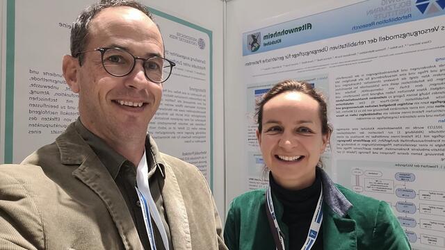 DDr. Vincent Grote, MSc. und Dr. Eva Ritter, MBA übernahmen in Vertretung des Teams den Posterpreis | Foto: Ambulantes Therapiezentrum Kitzbühel