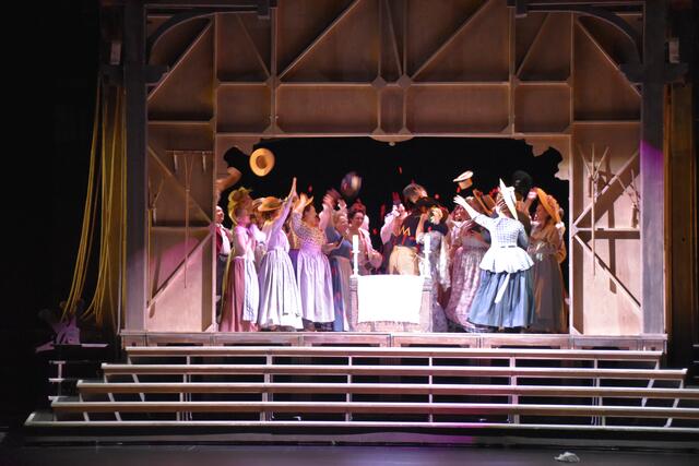 Geschminkt und im Kostüm auf der Bühne: So aufwendig probt Erl für den Winter.  | Foto: Barbara Fluckinger