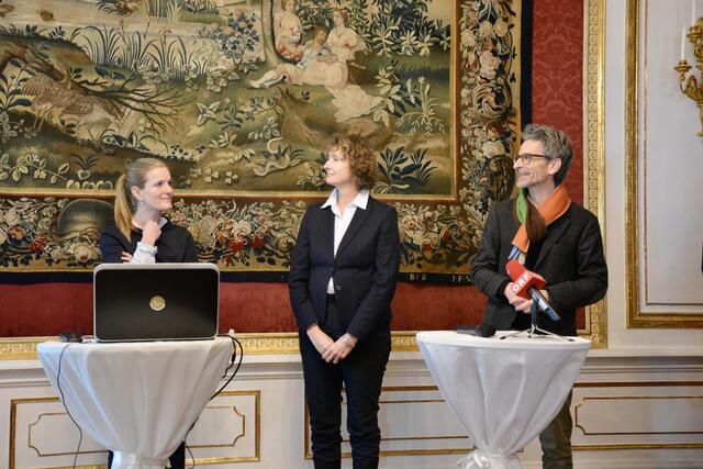 Im Bild: Anna Engl (Leiterin Volkskunde Museum), Karin Rachbauer-Lehenauer (Leiterin des Spielzeug Museums) und Martin Hochleitner (Direktor Salzburg Msueum) | Foto: Carmen Kurcz