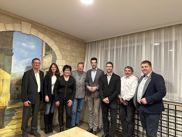 Gemeinderat Reinhard Pauer, Cindarella Waldhäusl, Stadträtin Ingeborg Österreicher, Bezirksparteiobmann Gottfried Waldhäusl, LH-Stellvertreter Udo Landbauer, Gemeinderat Michael Franz, Gemeinderat Herbert Mautner und Bundesrat Andreas Spanring (v.l.) | Foto: FPNÖ