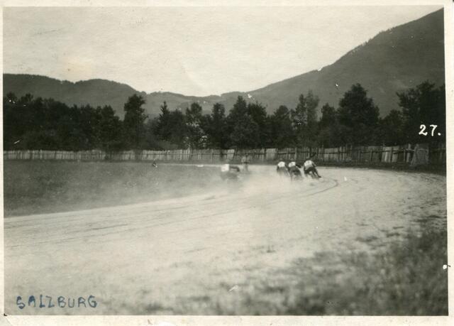 Zur Ausstellung „Unbekannt“ im Fotohof. Speedway-Rennen oder Training auf der Trabrennbahn in Parsch. 1930-1940, Foto | Foto: Salzburg Museum
