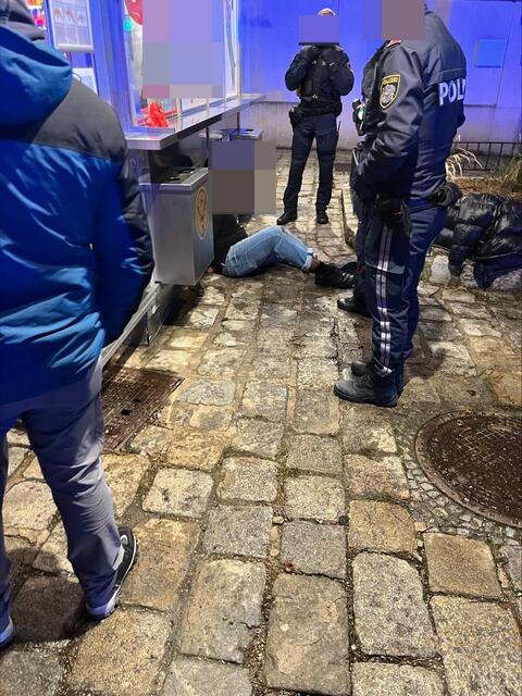 Am Montagabend soll es zu einer Messerattacke bei einem Würstelstand in Liesing gekommen sein, bei der ein 54-jähriger Mann verletzt worden sein soll. Der Tatverdächtige – ein 15-Jähriger – wurde vorläufig festgenommen. | Foto: zVg