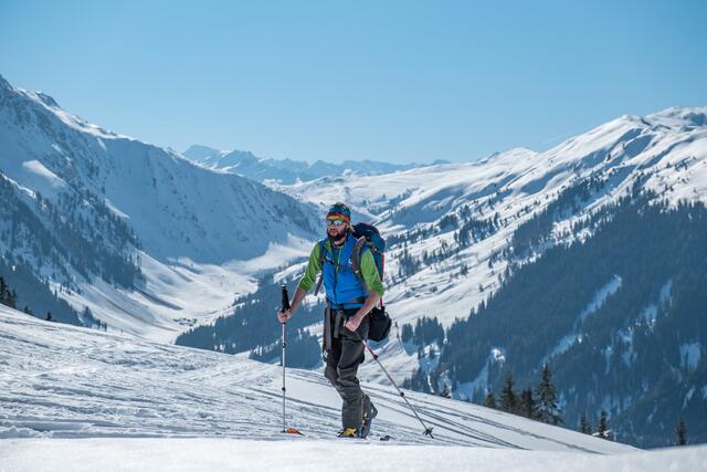 Unterwegs mit Tourenski. Der Alpenverein gibt Tipps, wie man sicher in die Saison startet.  | Foto: Wolfgang Warmuth / Alpenverein