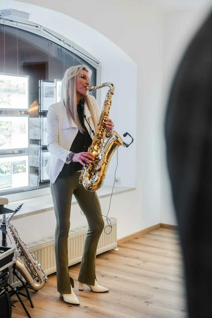 Maria Kofler begeisterte die Besucher mit ihrem Saxophon und bekannten Melodien. | Foto: Eberharter