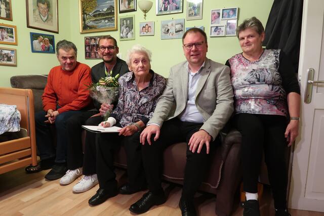 Von links: Burger Franz, OV GR Breitschopf Nikolai, Jubilarin Nagy Anna, Bürgermeister Aigner Franz, Eichinger Anna | Foto: Marktgemeinde Kirchberg/Wagram
