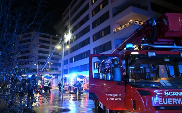 Am Montagabend brannte in einer Hochhauswohnung in der Landstraße nicht nur ein Lichtlein, sondern gleich der ganze Adventkranz. Dies löste einen größeren Feuerwehreinsatz aus. | Foto: Stadt Wien | Feuerwehr