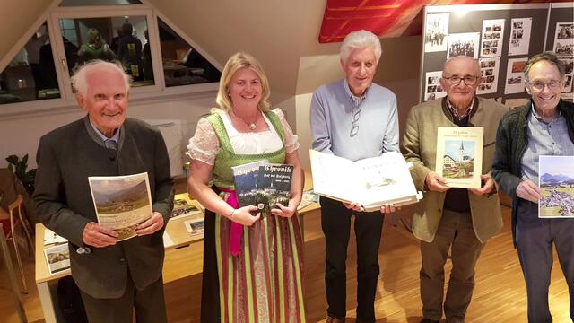 Der Hofer Chronik-Arbeitskreis arbeite jahrelang Ehrenamtlich an der Entstehung der Chronik.
V.l.n.r.: Dr. phil. Martin Gschwandtner, Bildungswerkleiterin Mag. (FH) Nicole Heitzer, Ehrenbürger Altbürgermeister Alexander Salzmann, Regierungsrat Arno Müller und Dipl.-Ing. Ludwig Graupner | Foto: SBW/Gemeinde Hof bei Salzburg