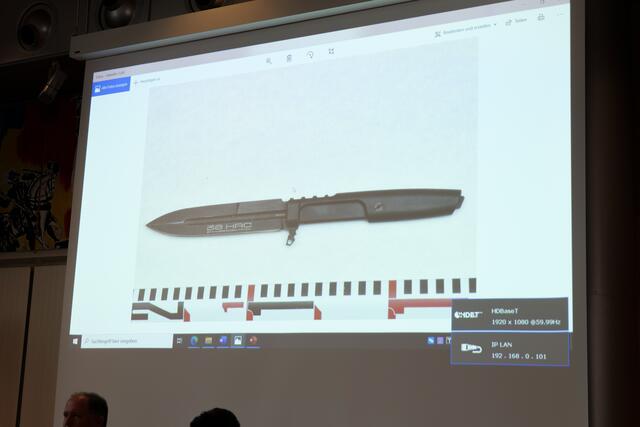 Mit einem schwarzen Messer, das der Täter an seinem Knöchel versteckte, will der 17-Jährige die Taten begangen haben. | Foto: M. Spitzauer