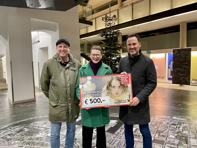 Von Links: BezirksRundSchau-Geschäftsstellenleiter Stefan Auer freut sich über die Spende von Stadträtin Eva Schobesberger und Klubobmann Helge Langer (beide Grüne) | Foto: BRS/Gschwandtner