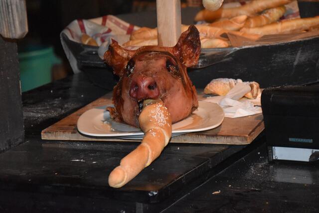 Ein "Sauschädl" mit Salzstangerl im Lucky Town | Foto: Michael Strini