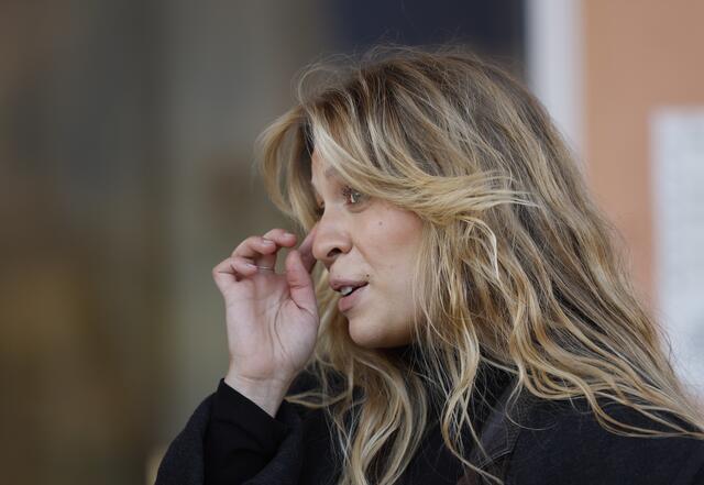 Nach der Enthaftung der Klimaaktivistin Anja Windl ("Letzte Generation") gab die Staatsanwaltschaft bekannt, keine Beschwerde zu erheben, da die Oberstaatsanwaltschaft Wien (OStA) und das Justizministerium dies angewiesen hatten. | Foto: APA Picturedesk