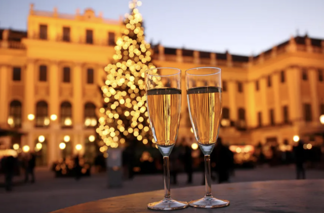 Das Ende des Jahres steht bevor und viele Wienerinnen und Wiener sowie Touristinnen und Touristen halten noch nach der perfekten Feier Ausschau. | Foto: www.weihnachtsmarkt.co.at/Foto Fally