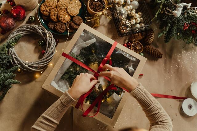Die Vorfreude auf den Inhalt beginnt bereits bei der Verpackung, weshalb diese ebenso wie das Geschenk selbst liebevoll ausgesucht wird.  | Foto: pexels