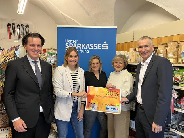 v.l.: Robert Weichselbraun (Privatstiftung Lienzer Sparkasse), SoLaLi Obfrau Eva Karré, Geschäftsführerin Sandra Holzer, Gabriele Lehner und Martin Bergerweiß (beide Privatstiftung Lienzer Sparkasse).
 | Foto: SoLaLi