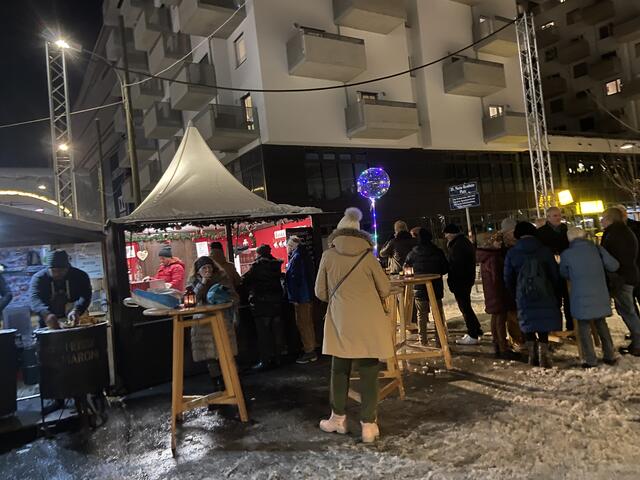 Am Maria-Restituta-Platz lädt ein Punsch-Stand zum Verweilen ein. Hier gibt es zahlreiche Variationen des Heißgetränks. | Foto: Kathrin Klemm