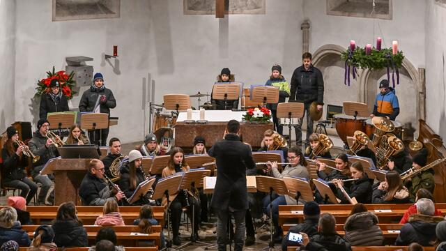 Nach dem Konzert lädt das Orchester zu Würstel und Getränken beim Punschstand vor dem Café Ingrid ein.  | Foto: Peter Schrack