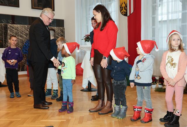 In Begleitung ihrer Betreuerin überbrachten Kinder aus dem Kindergarten Hertzstraße und dem Hort Karlhofschule Bürgermeister Klaus Luger Weihnachtsgrüße. | Foto: Stadt Linz