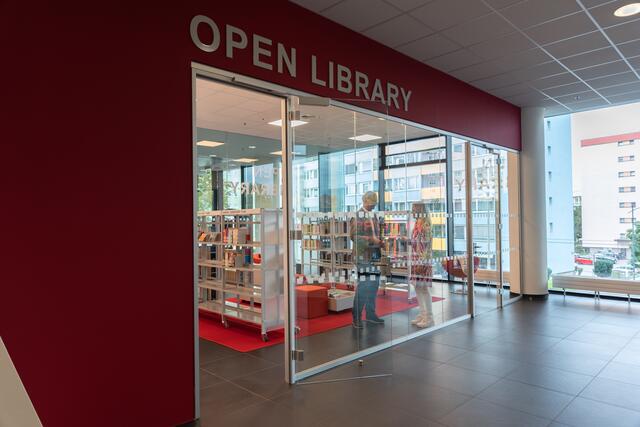 In der "Open Library" gibt es auf 45 Quadratmetern ein laufend wechselndes Angebot an Literatur.  | Foto: Stadt Salzburg/Escabosa