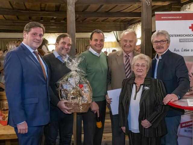 Bgm. Stefan Szirucsek, Bezirksstellenleiter Stv. Dominik Zeugswetter, Bezirksstellenleiter Gernot Grünwald, Walter Zak, Bezirksstellengeschäftsführer Manfred Lang, Gattin Frau Zak | Foto: Rotes Kreuz NÖ / Bezirksstelle Baden