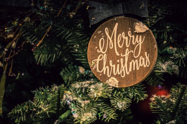 Es weihnachtet schon sehr in der Josefstadt. Dazu gehört ein Christbaum. | Foto: Brett Sayles