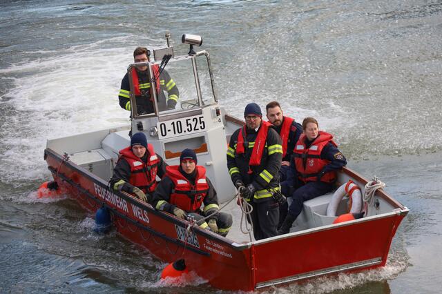 Große Suchaktion zu Land und Wasser: Nach einem vermeintlichen Unfall wurde nach einer Person im Bereich der Traun auf der Seite von Wels gesucht. | Foto: laumat.at