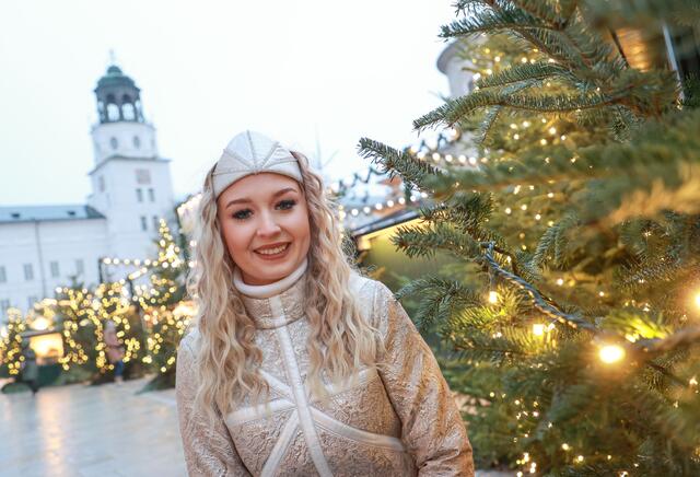 Das "Christkind" Nina Daglinger auf dem Salzburger Christkindlmarkt.  | Foto: Franz Neumayr