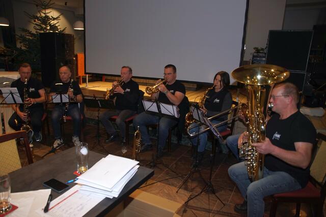 Für die musikalische Gestaltung erfolgte durch die Marktmusikkapelle St. Peter.  | Foto: Helmut Eder