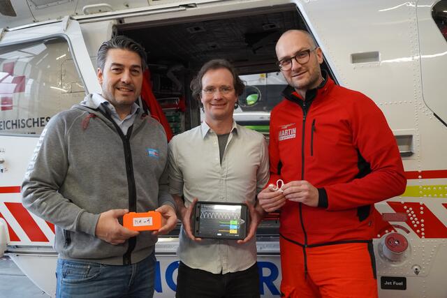 (v.l.) Roy Knaus (Geschäftsführer Heli Austria), Johannes Kreuzer (Geschäftsführer Cosinuss) und Notarzt Roman Schniepp bei der Präsentation des neuen Ohr-Sensors | Foto: Johannes Brandner