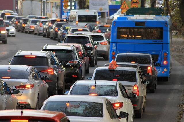 Wegen der beiden Großveranstaltungen warnt der ARBÖ vor Staus im Abendverkehr. So werden Zeitverzögerungen bei der An- und Abreise der Fans erwartet. (Symbolbild) | Foto: pixabay/Symbolfoto