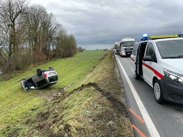Nach der Kollision zweier Pkw auf der B148 bei Kirchdorf landete eines der Fahrzeuge auf dem Dach. | Foto: Doms