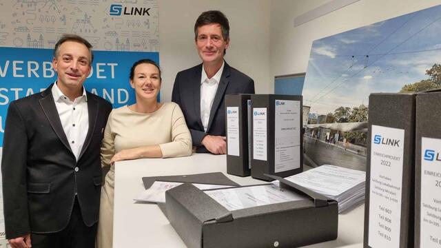 Im Bild v.l.: S-LINK Projektleiter Albert Greinmeister, Leitung Rechtsabteilung Monika Stöggl und Geschäftsführer Stefan Knittel mit einem Teil der Einreichunterlagen. | Foto: S-LINK