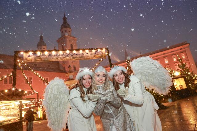 Das Christkind Nina Daglinger (Mitte) mit den beiden Engerln Anna-Lena Haindl aus Altenmarkt im Pongau und Pia-Sophie Plank aus der Stadt Salzburg. | Foto: Franz Neumayr
