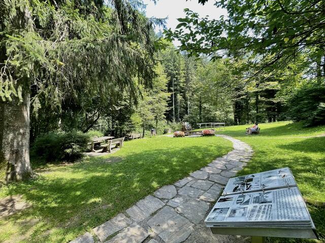 Im Park der Johannesquelle in Sauerbrunn kann man einiges über die Geschichte des Ortes nachlesen. | Foto: Simon Michl